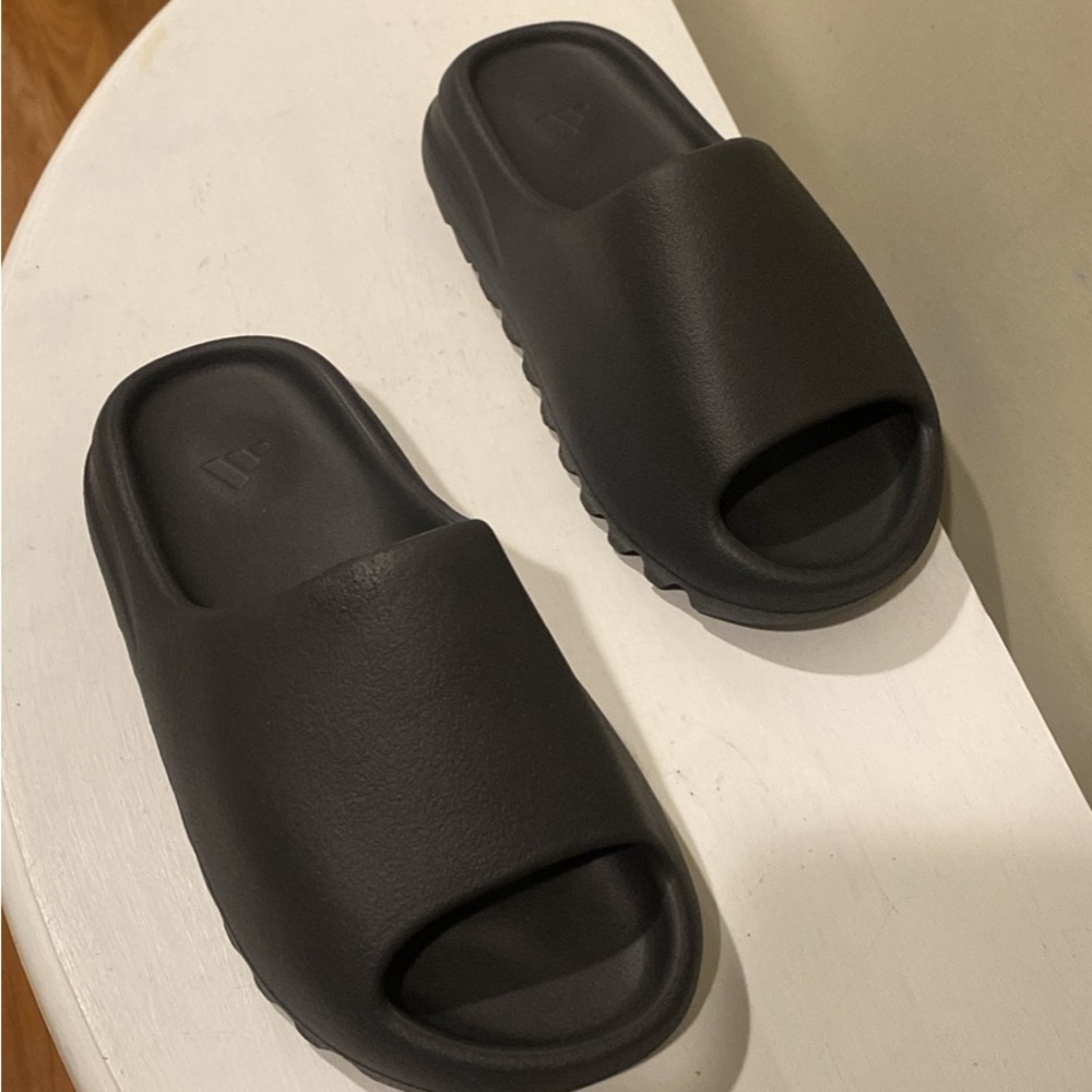 Yeezy slides onyx size 4